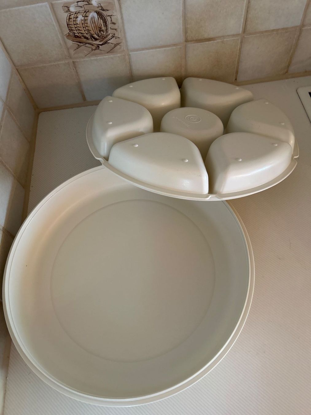 Tupperware Contenitori & Simili: Tupperware Servierplatte mit Deckel, Partyteller, weiss – Nuovo (secondo la descrizione) da Villnachern venduto da RicardoMary 1