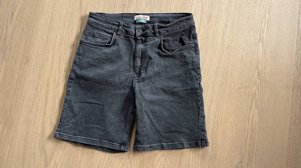 Pantaloni: Shorts Evergreen, Size 31 – Usato da Kriens venduto da tananuschka13