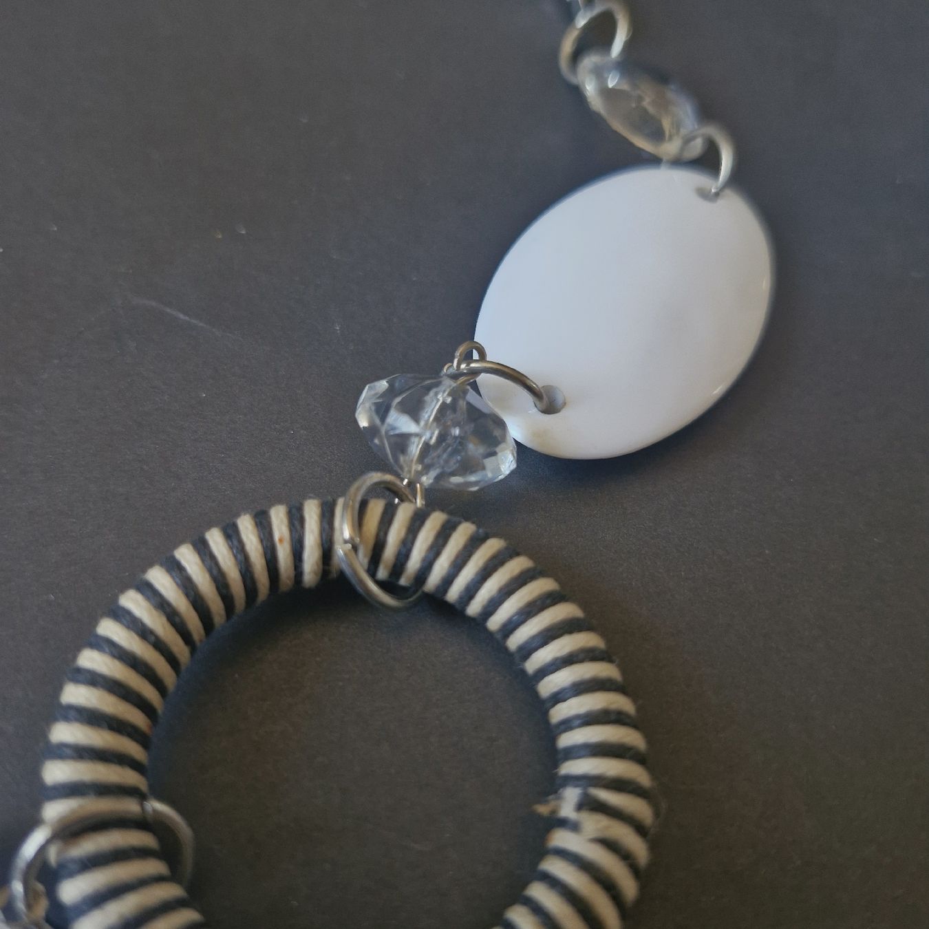 Colliers: collier blanc avec corde – D'occasion à Neuchâtel par yas_zdb7 2