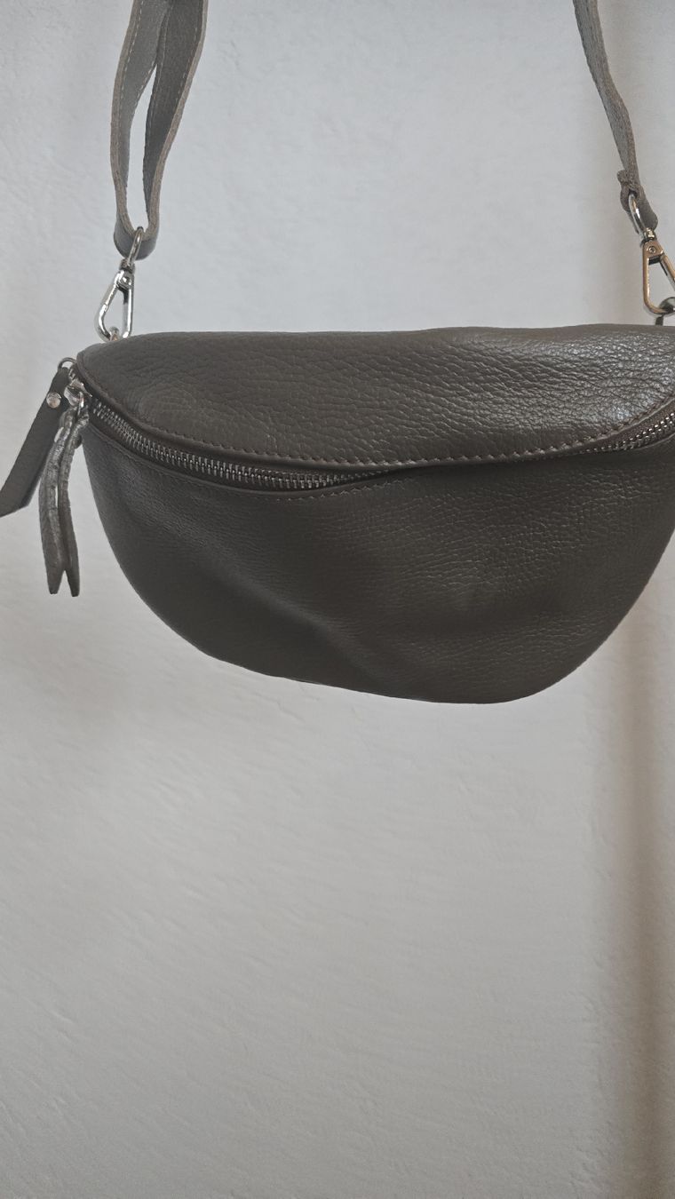 Borse da donna: Umhängetasche – Usato da Büriswilen venduto da e_v_o_l_u_t_i_o_n