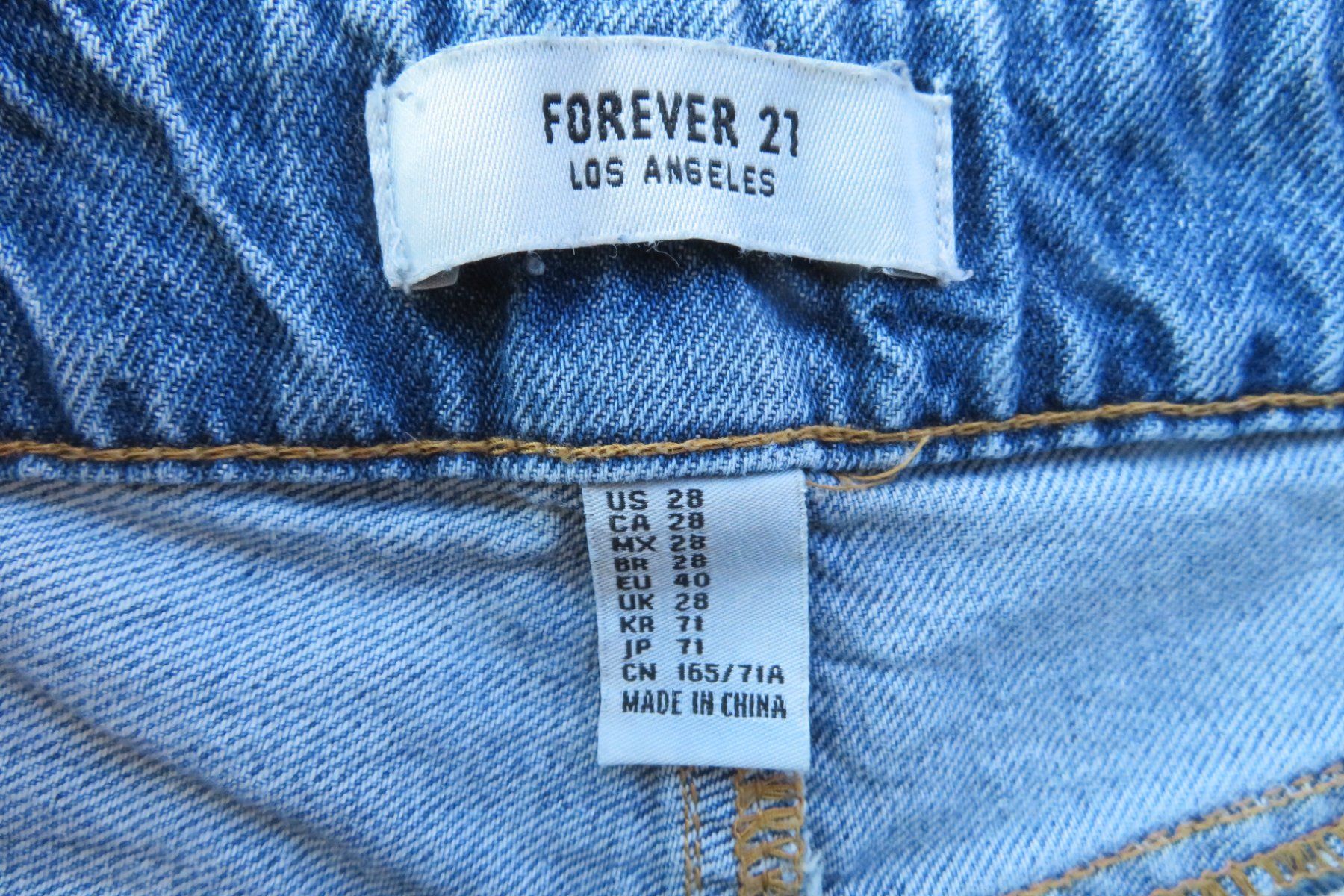 Zara Jeans: FOREVER 21 Jeansshorts Grösse M – Nuovo (secondo la descrizione) da Wil ZH venduto da Tamagy 2