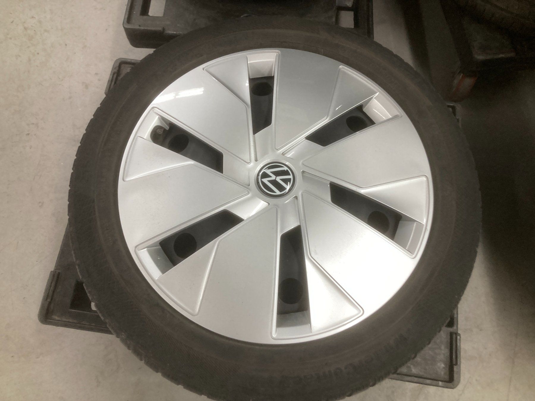 Continental Pneumatici & Ruote complete: 215/55R18 VW ID.3 Winterräder Continental – Usato da Cham venduto da WB2223 4