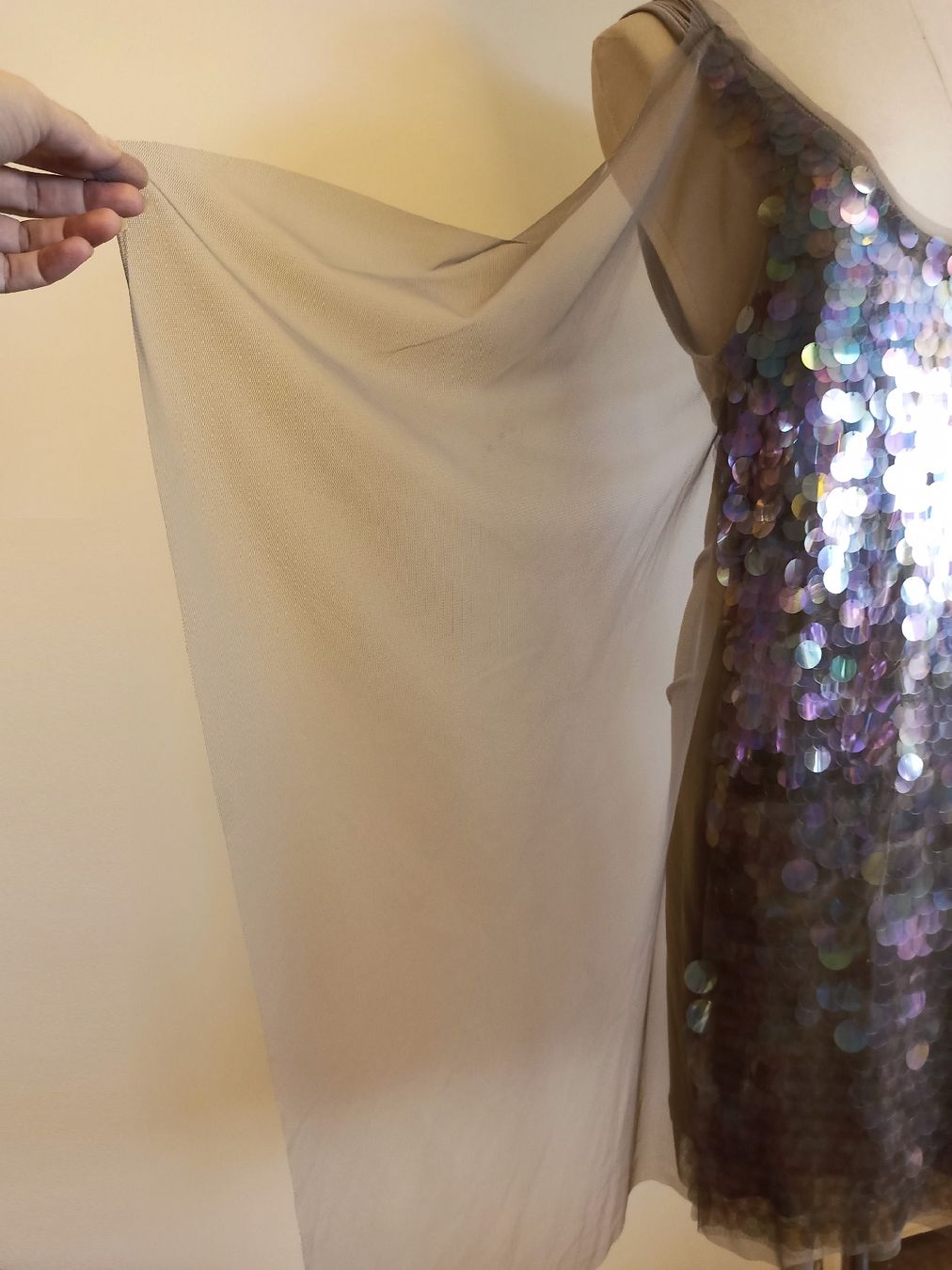 Kleider: ‎Robe BCBG MAX AZRIA ornée de sequins irisés, Taille M – Gebraucht aus Genève von tho_t9w9 3