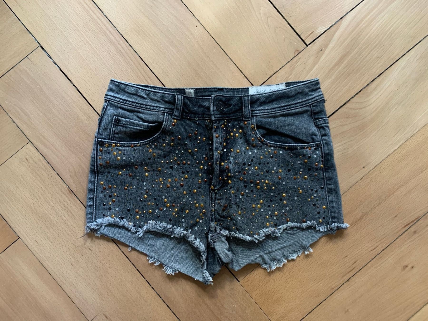 Jeans: PULL & BEAR - Jeansshorts mit Nieten 36 – Gebraucht aus Zürich von Diazaio