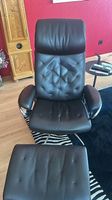 Ledersessel mit Hocker