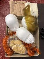 Schaumstoffköpfe mit Perücken und Textilien Konvolut
