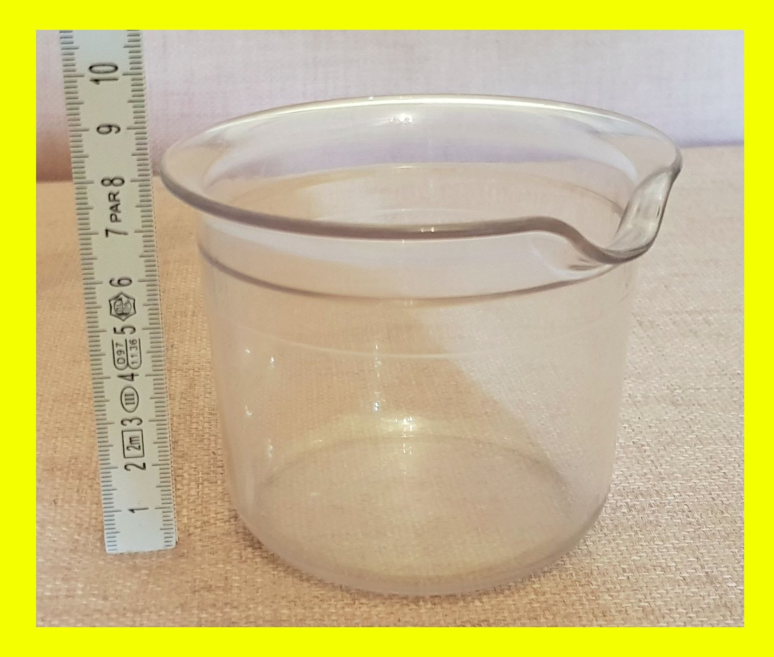 Tupperware Recipients et similaires: Petit tupperware avec bec verseur – D'occasion à Épalinges par swi_8zwr