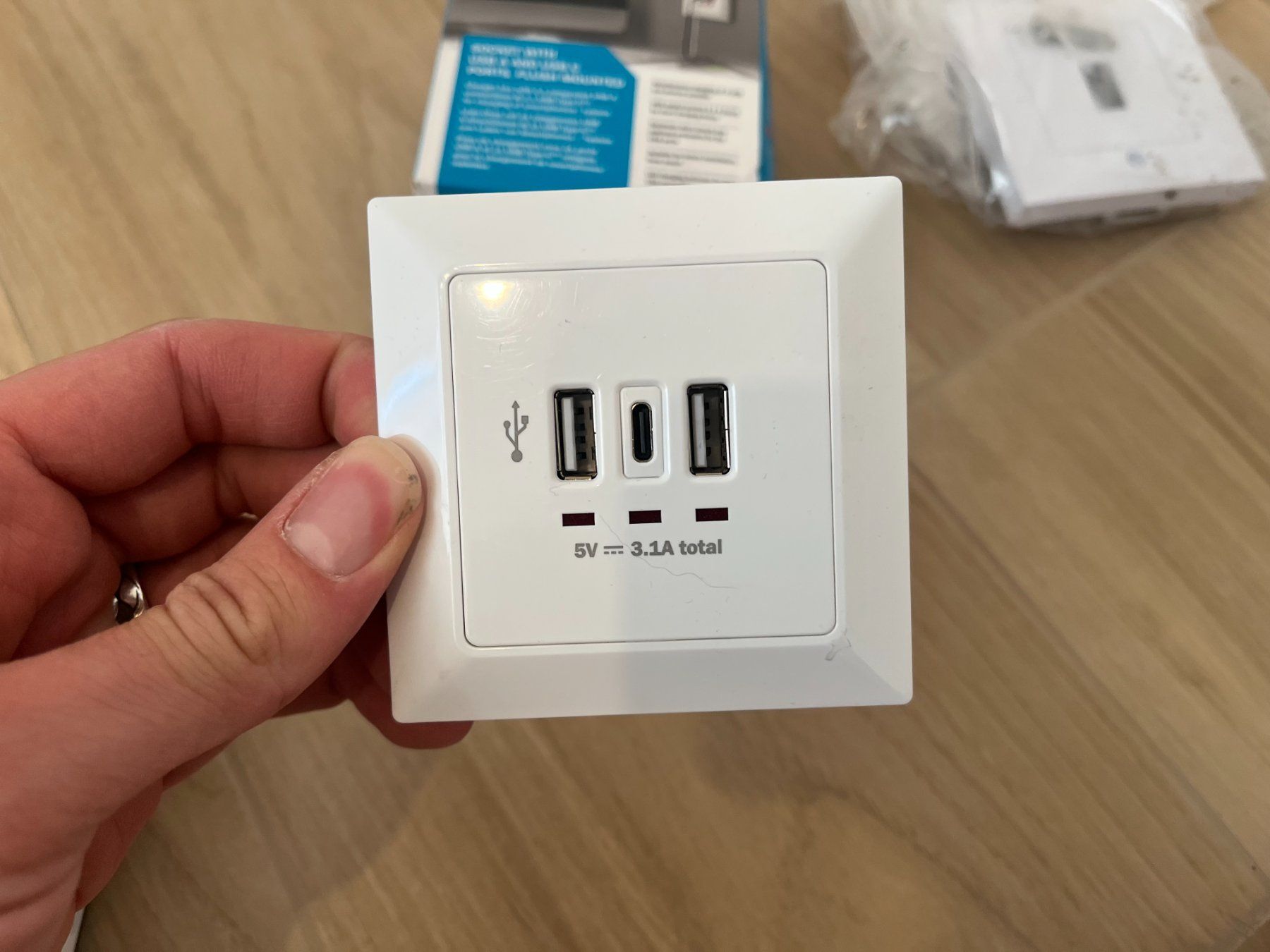 Spine: 5x HDMI Wanddose, 2x Digitus USB A & USB C Wanddose – Usato da Frauenfeld venduto da Hv 4