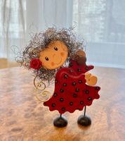 Süsser weihnachtlicher Flamenco-Engel mit Flügeln.
