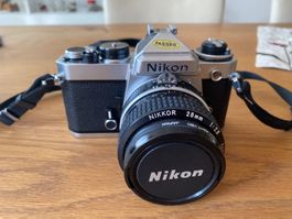 Nikon FE und Nikon EM Foto Ausrüstung