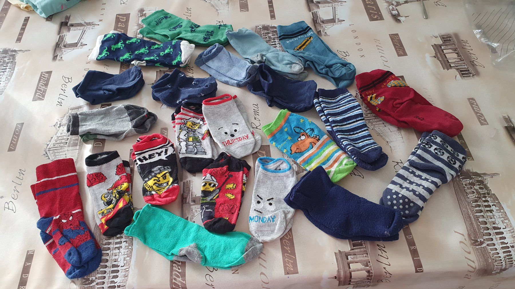 Socken für Kinder: Sockenpaket ab Gr. 19 - Sneaker, Lego, ABS, etc – Gebraucht aus Staufen von Fleby84 1