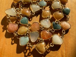 Modeschmuck: farbige Steinkette mit Metall in Goldfarbe