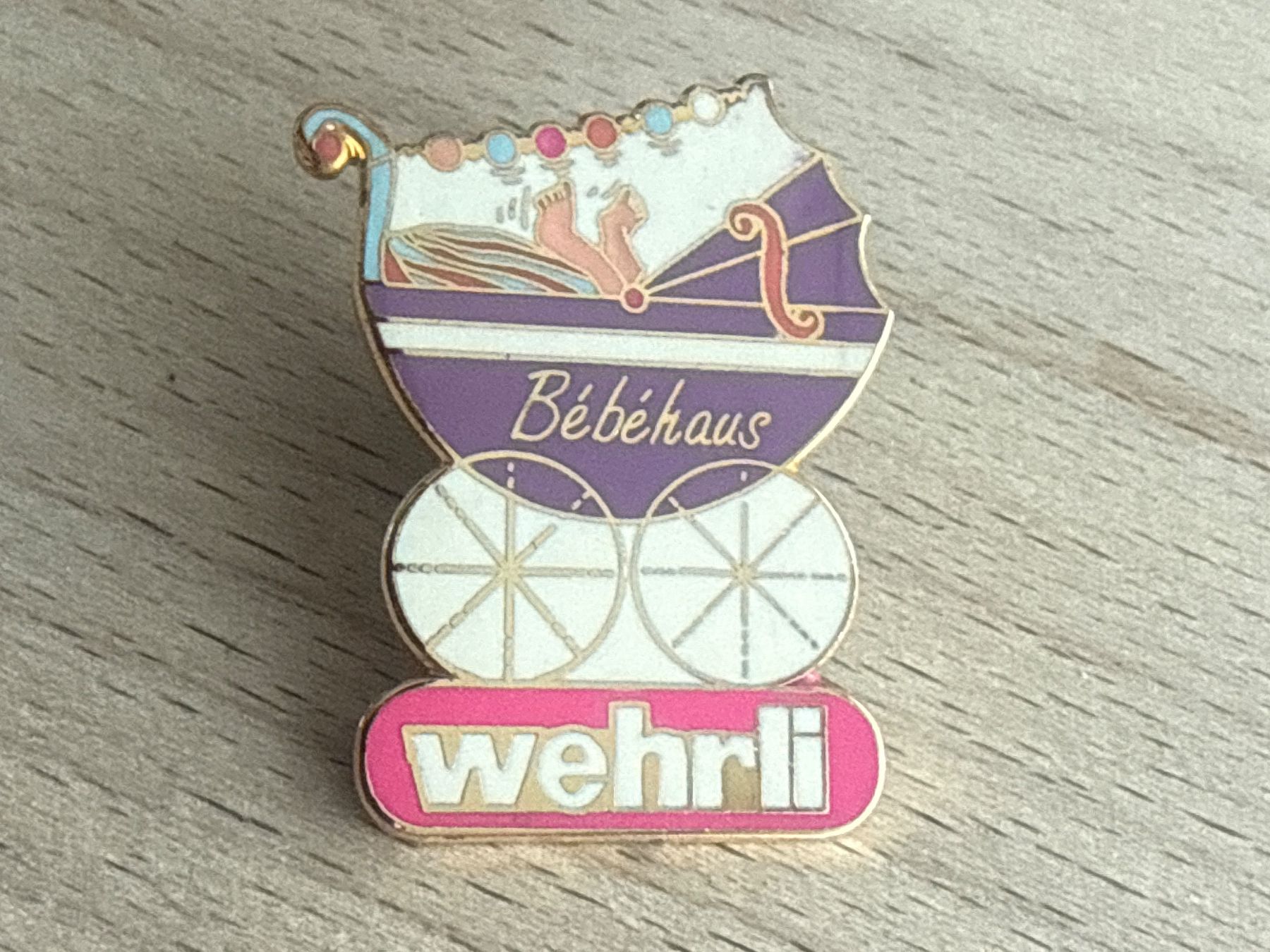 Plaketten & Abzeichen: Pin  Bébéhaus Wehrli – Gebraucht aus Glattbrugg von Schweigmatt