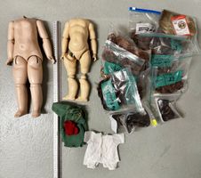 Puppenkörper, Puppenperücken und Puppenkleider