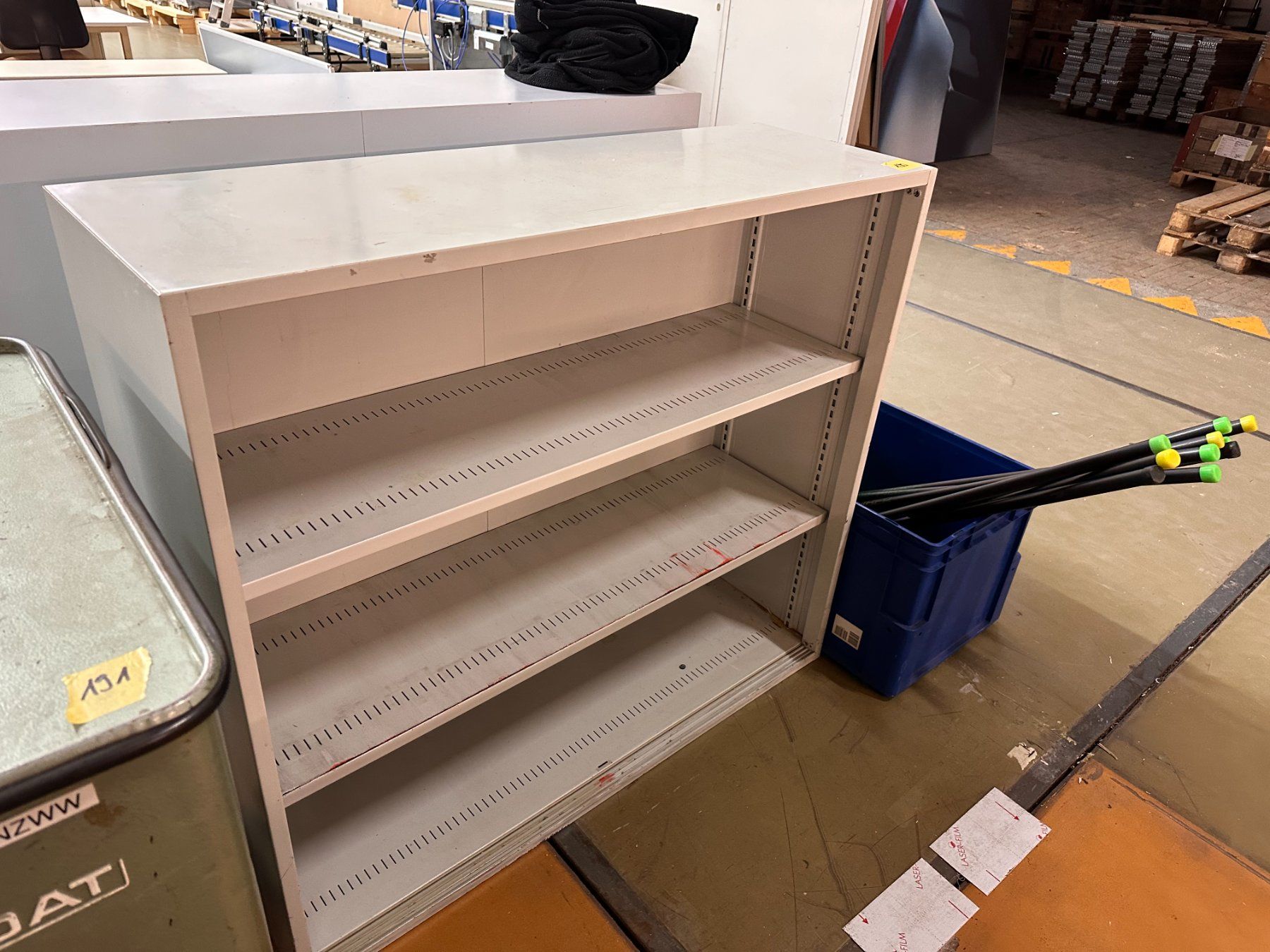 Lista Armadi: Lista Metallschrank mit 2 Schwerlast-Tablaren – Usato da Necker venduto da liq24 1