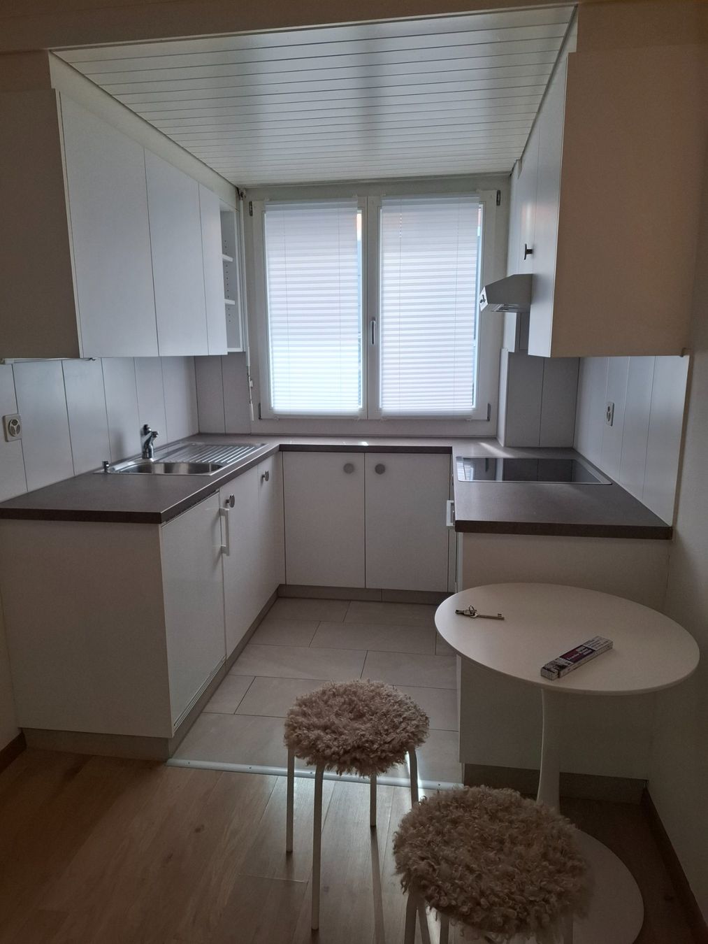 Set di tavolo e panche: Tisch und Hocker weiß – Usato da Zürich venduto da kla_2lc6 5