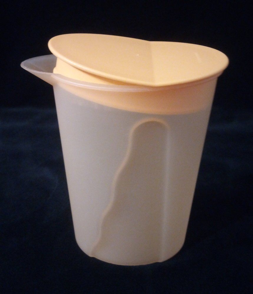 Tupperware Behälter & Ähnliches: TUPPERWARE Getränkekrug mit Deckel 1 L in Orange – Gebraucht aus Werdenberg von EXA-Secondhand