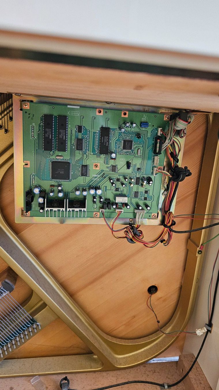 Yamaha Strumenti musicali: YAMAHA MP80N Akustik Klavier Weiss – Usato da Diessenhofen venduto da Osio 7