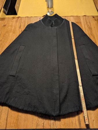 Elegantes schwarzes Cape / Jacke von COS