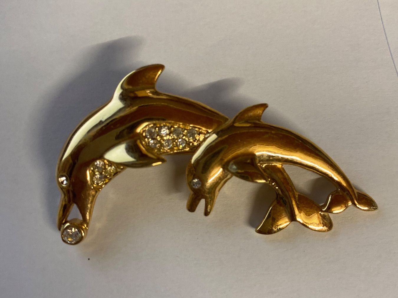 Spille & Fermagli: Broche dauphins - dorés - strass – Usato da Le Brassus venduto da cinema13