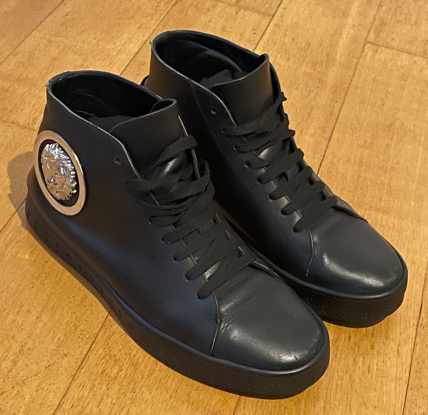 Versace Scarpe da uomo: Versace Versus Sneaker Schwarz Leder (43) – Usato da Laufenburg venduto da mar_d5b9