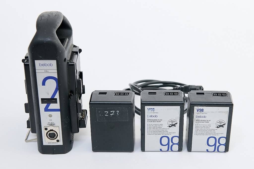 Akkus: 3 BEBOB Akkus V-Mount Micro 98 mit Ladegerät – Gebraucht aus Zürich von lozzaphoto