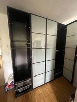 Schrank und Zubehör