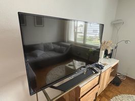 Fernsehen LG mit TV-Fernbedienung.