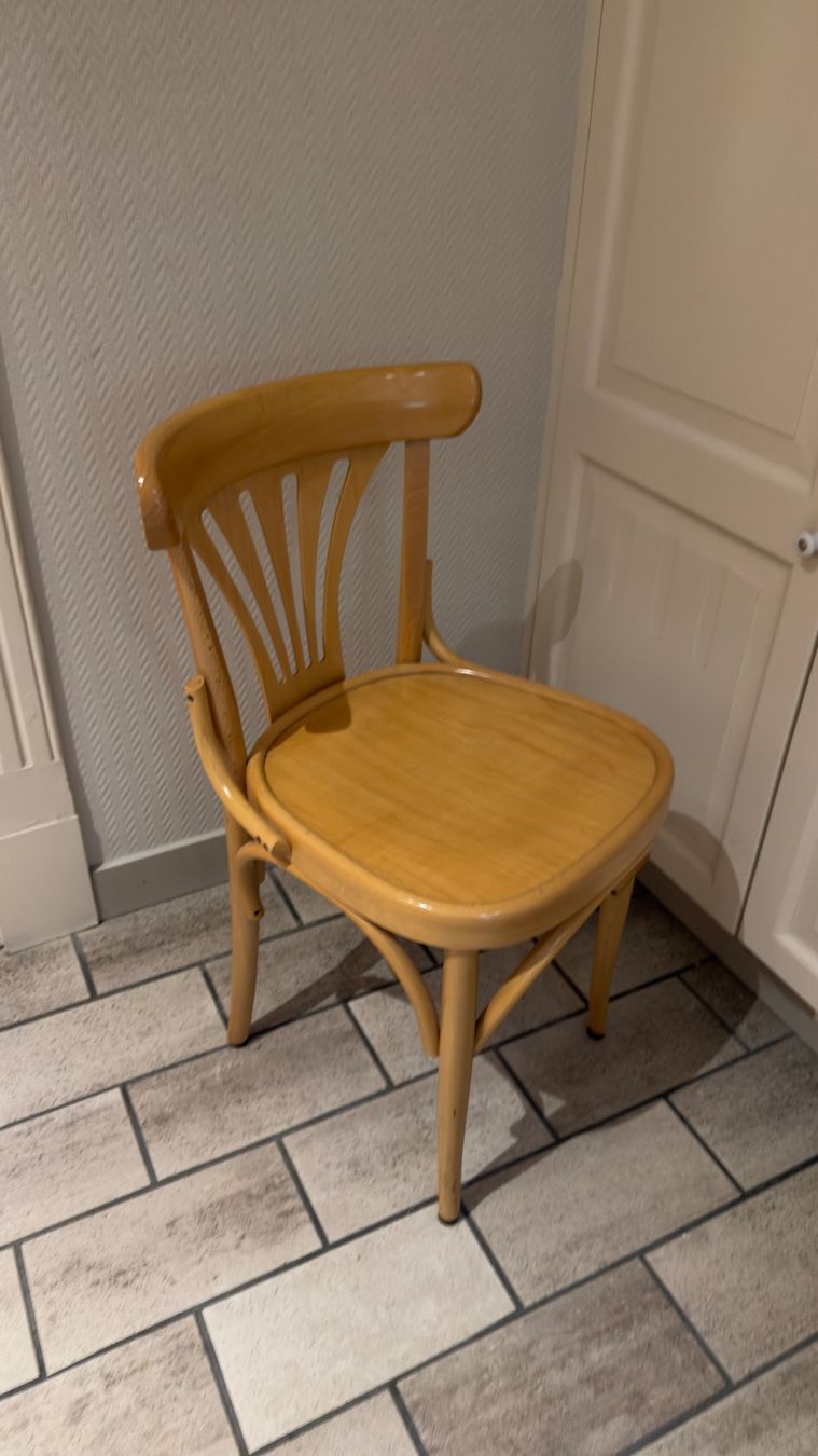 Set di tavolo e panche: Table + 6 chaises de bistrot – Usato da Fribourg venduto da vibifgva 1