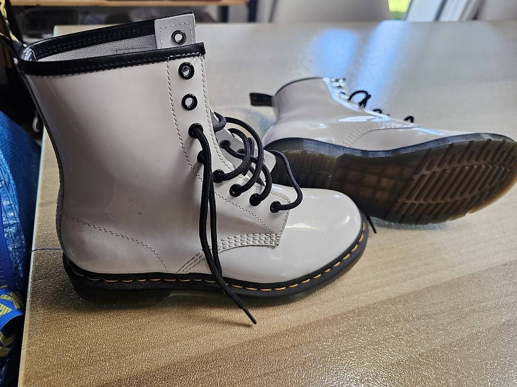Scarpe da donna: Doc Martens blanche  – Usato da Estavayer-le-Lac venduto da Dilyly