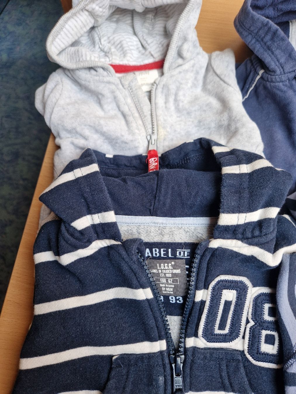 H&M Lotti & Set di vestiti: Kinder Kleider Paket Pullover Gr 56/62 – Usato da Hornussen venduto da Rysrys 1