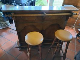 Bar mit Wandregal 