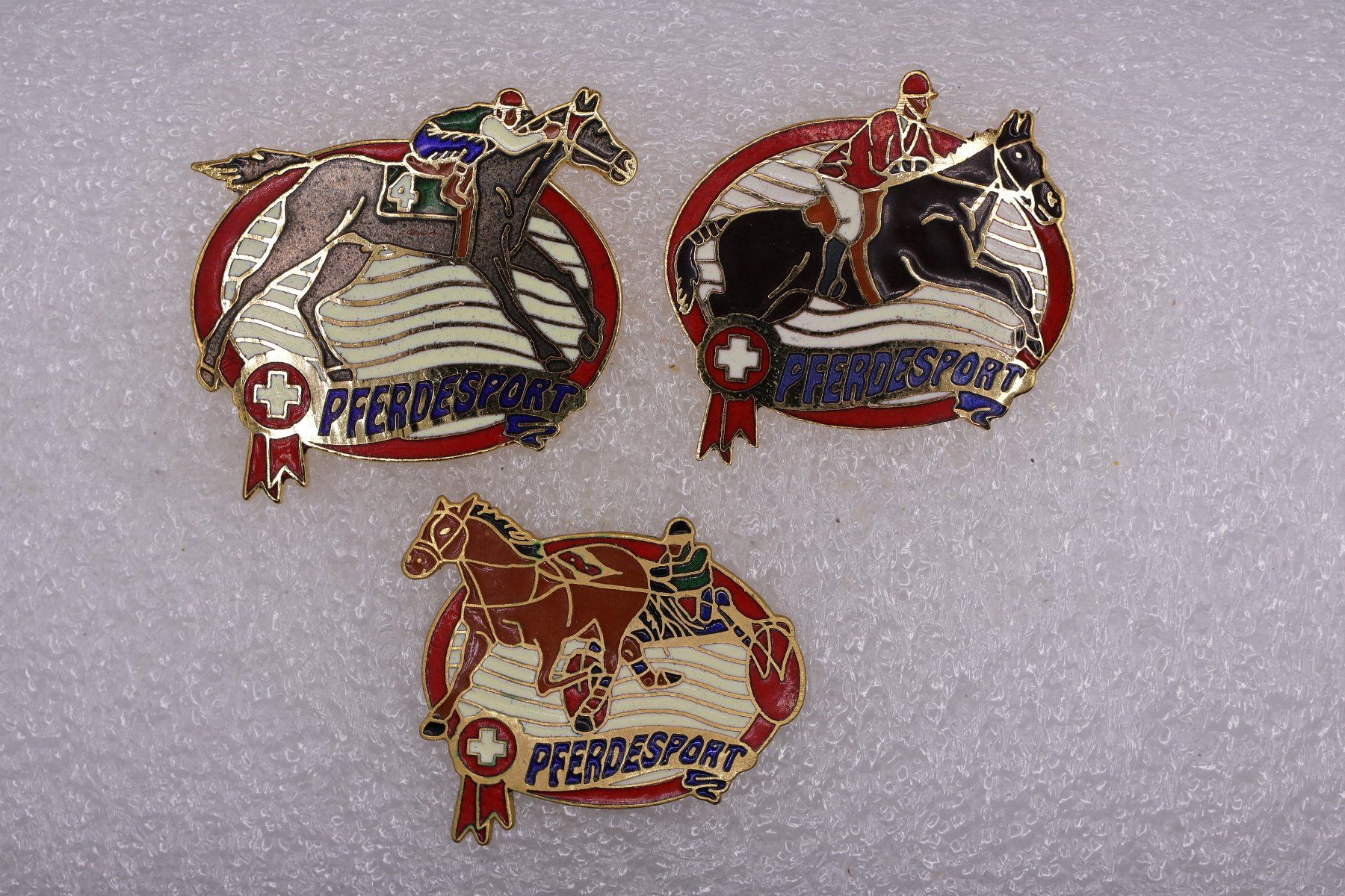 Plaketten & Abzeichen: 3 Pins  PFERDESPORT – Gebraucht aus Winterthur von Sammleroase