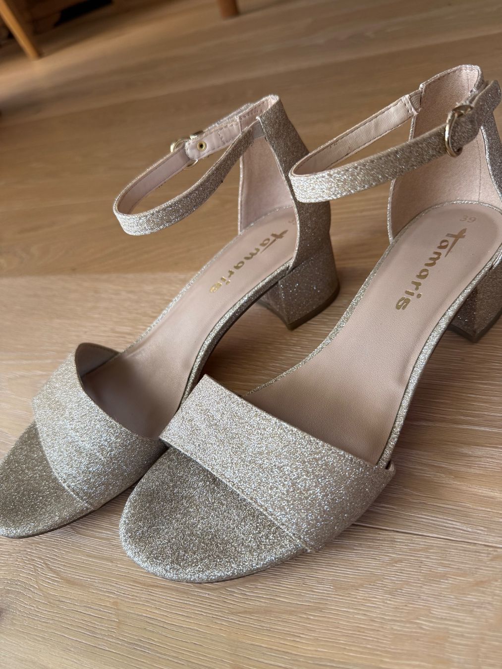 Tamaris Damenschuhe: Tamaris Sandale Gold – Neu (gemäss Beschreibung) aus Rothenburg von sar_8hvb