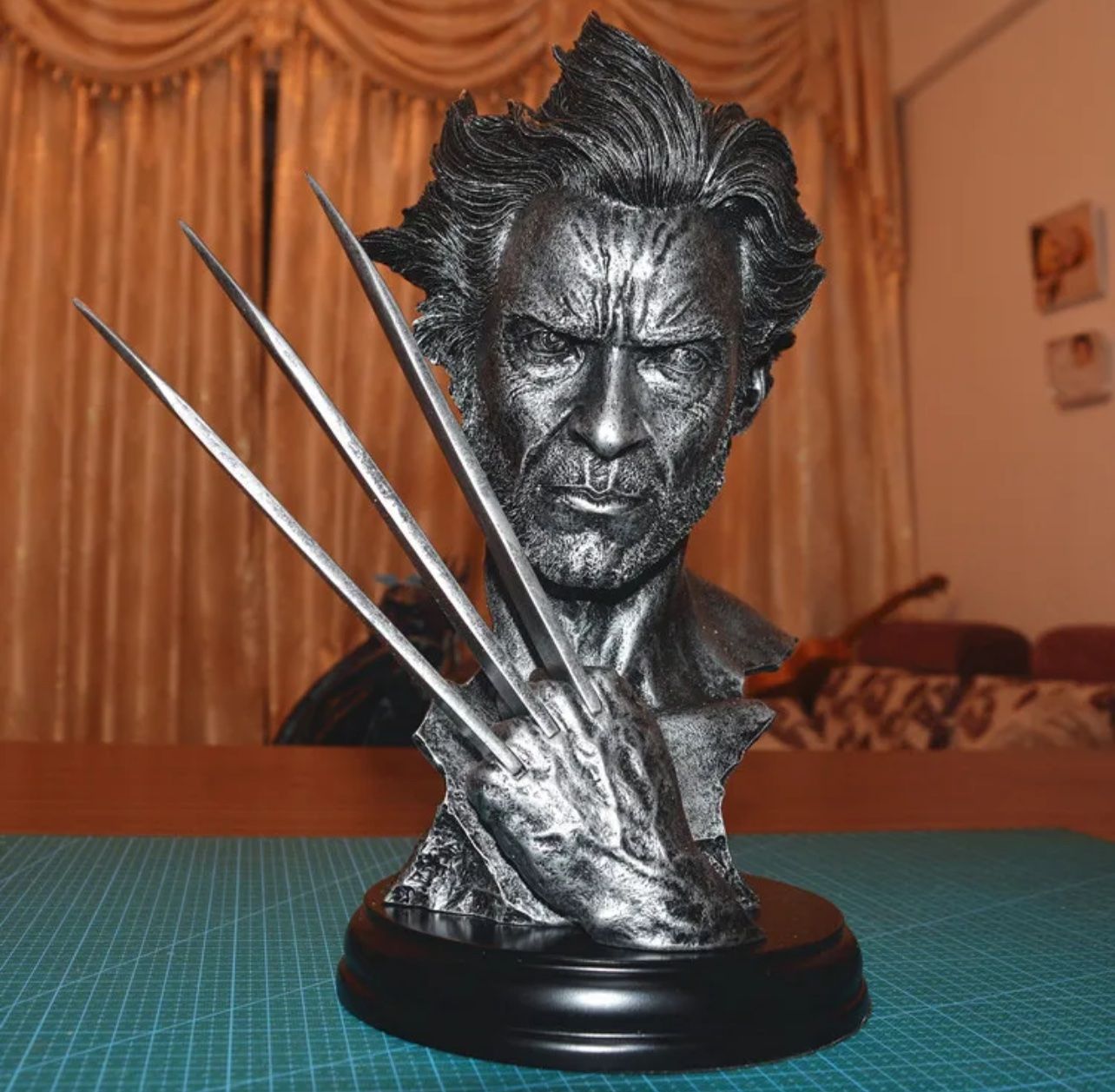 Figuren: 30cm Hohe Wolverine Statue 2kg Farbe: Gold/Silber – Neu (gemäss Beschreibung) aus Lohn-Ammannsegg von JarvisSystem2.0