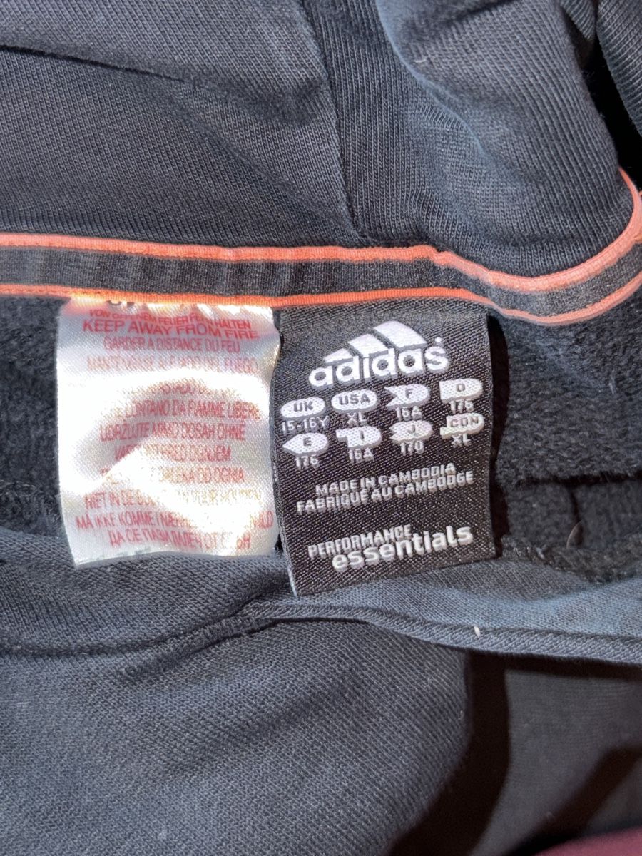 Adidas Maglioni & Felpe: Adidas Hoodie – Usato da Niederuzwil venduto da Lisascloset 1