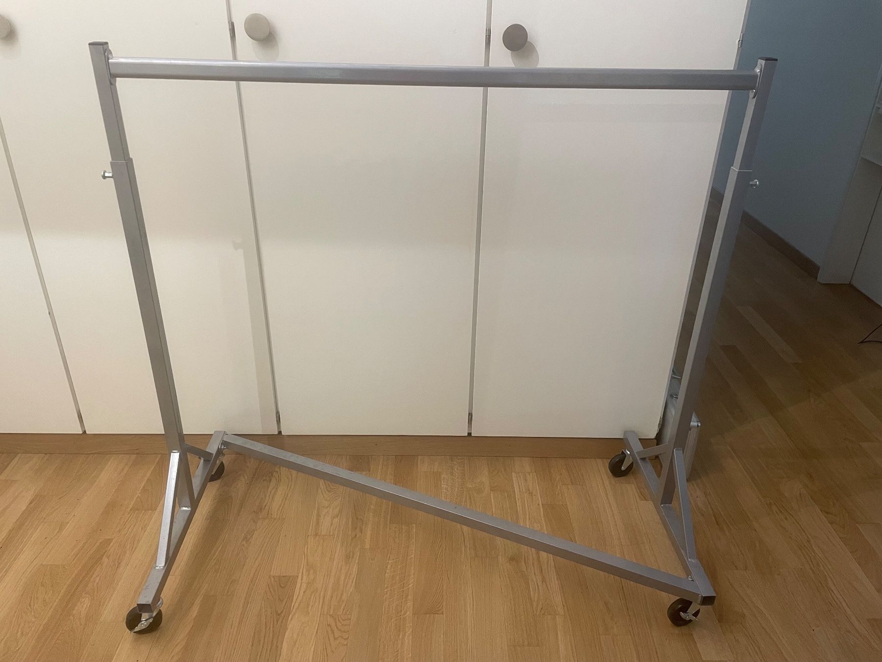 Garderobe: Kleiderständer auf Rollen – Gebraucht aus Steinhausen von Decorius