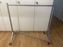 Kleiderständer auf Rollen
