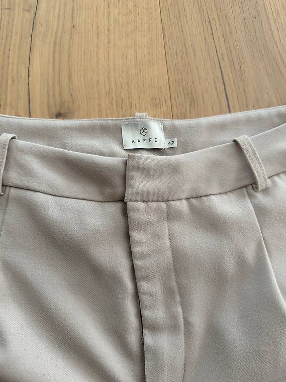 Pantalons: Beige Stoffhose / Grösse 42 – D'occasion à Vaduz par nad_j6wm 2
