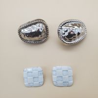 Duo de clips en relief et texturés, total look 80's