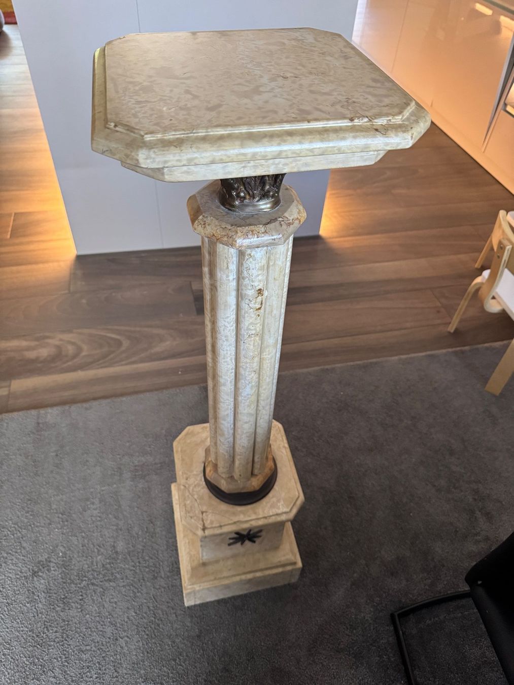 Sonstige Dekorationen & Accessoires: Marmorsäule / Pflanzenständer, Höhe 108cm ANTIK – Gebraucht aus Horgen von Auction-Kings 1