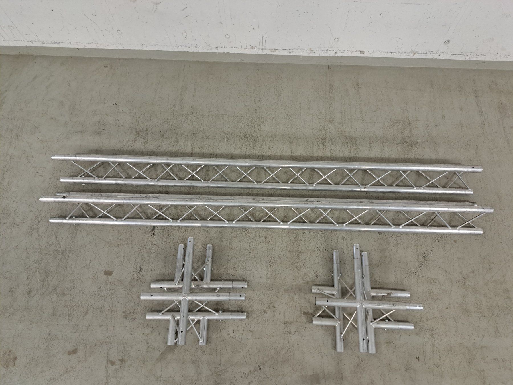Tralicci: Trilite 3Punkt Traversen Set  G  vierteilig – Usato da Embrach venduto da lichttechnik