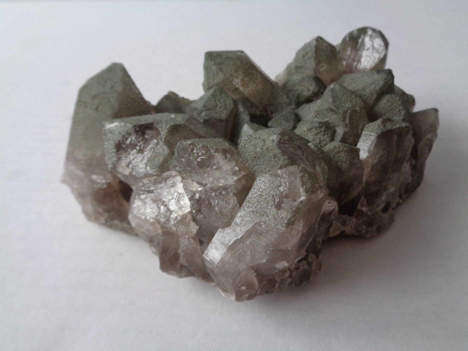 Minerali & Pietre curative: Bergkristallgruppe mit Chlorit ? – Usato da Chur venduto da omonia 1