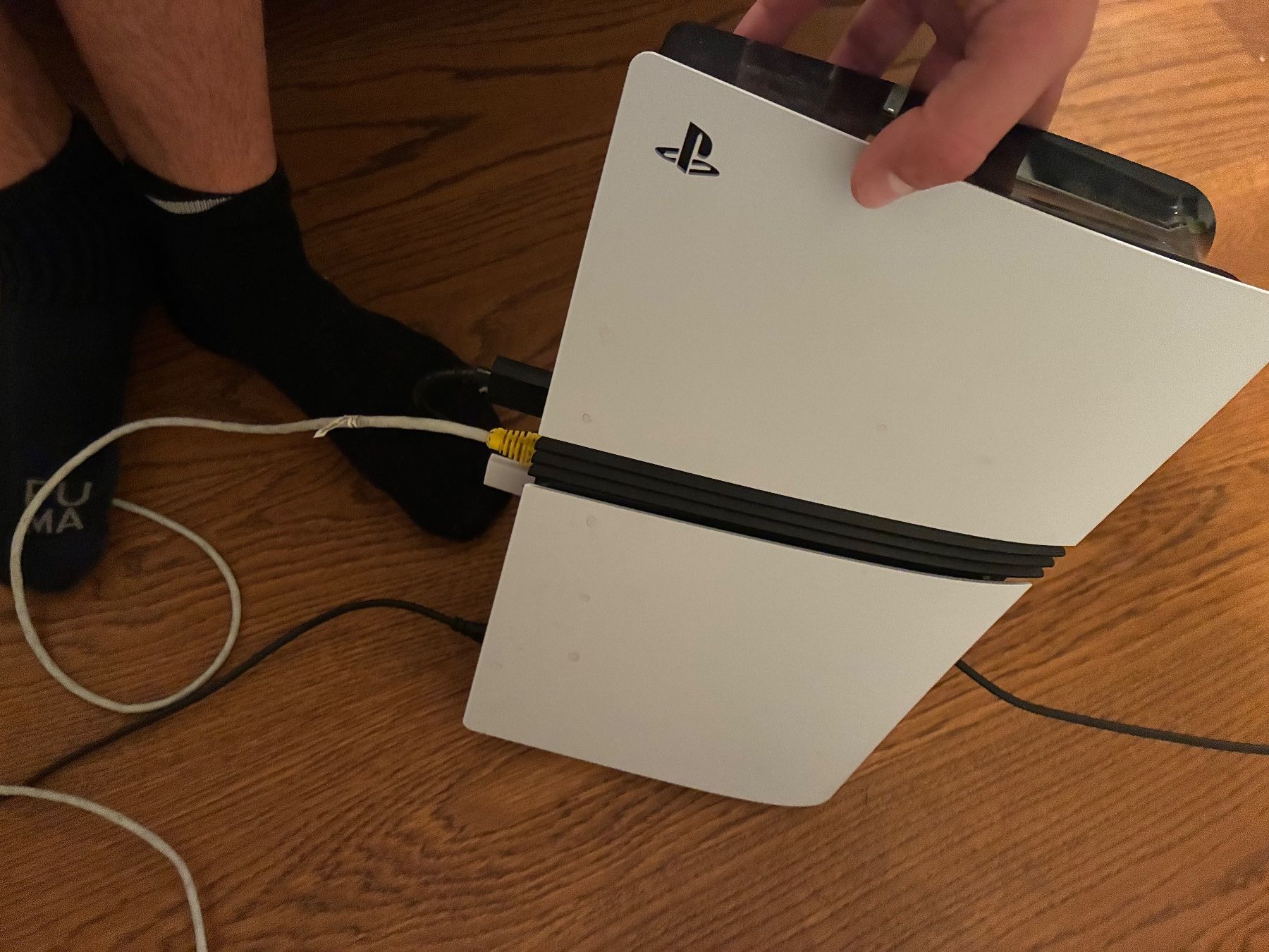 Sony Konsolen: Sony PlayStation 5 pro console white with controller – Gebraucht aus Aarau von sil_hyg5 1