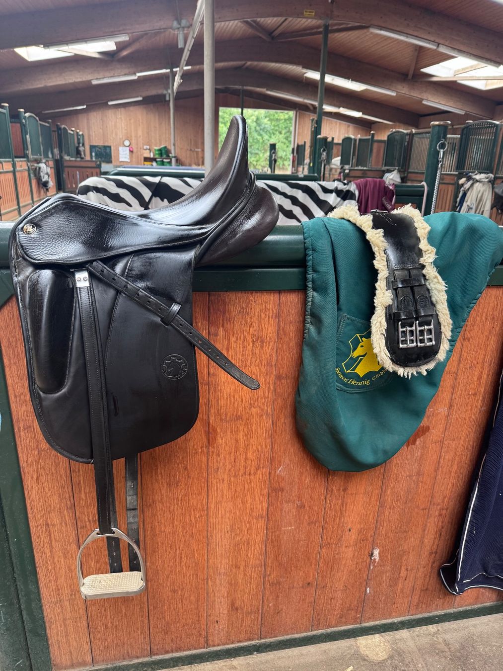 Selles, accessoires: Hennig Dressursattel – D'occasion à Niederglatt ZH par mvgie