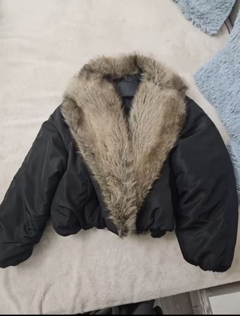 Veste courte noire avec col fausse fourrure bon état