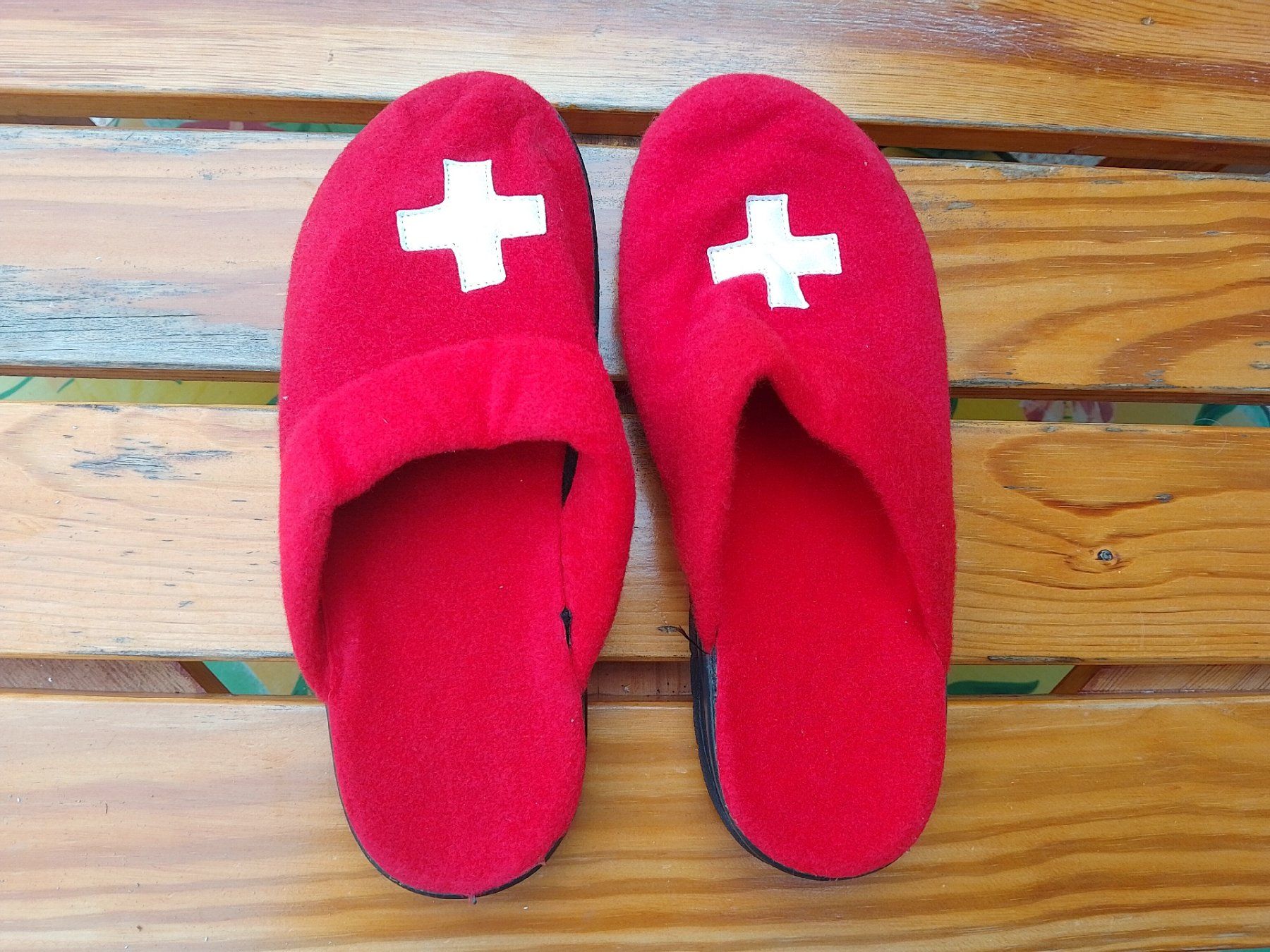 Scarpe da uomo: Hausschuhe mit Schweizerkreuz, Grösse 40, neu – Nuovo (secondo la descrizione) da Kesswil venduto da mie_g89p