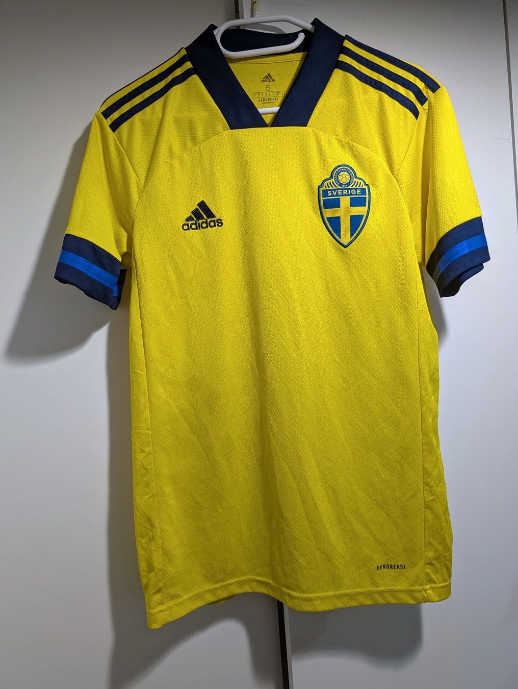 Adidas Leibchen & Hosen: SCHWEDEN TRIKOT HOME 2019 - GR. S – Gebraucht aus Spiegel b. Bern von Natix
