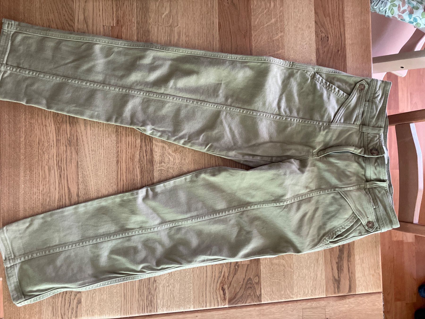Sezane Pantaloni: Khakifarbene Stoffhose – Usato da Zollikerberg venduto da Nwahl