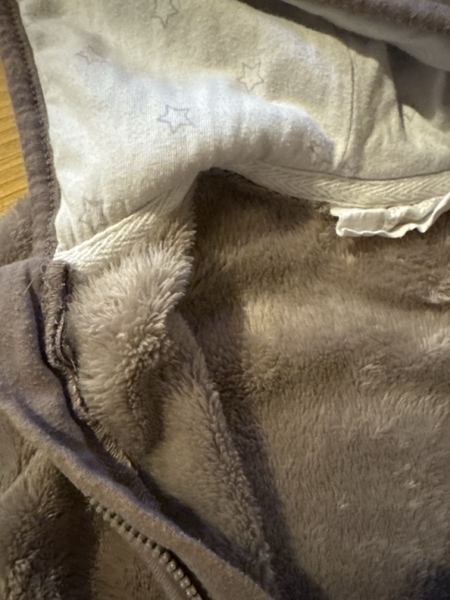 H&M Vestes & Manteaux: Flauschiges Jäggli Gr 62 – D'occasion à Baar par saelisilbaer 1